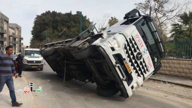 انقلاب شاحنة في يافا يلحق اضرارا لجدار مستشفى الدجاني